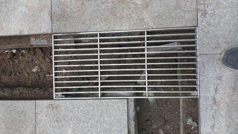 What are the benefits of choosing carbon steel for grille panels?